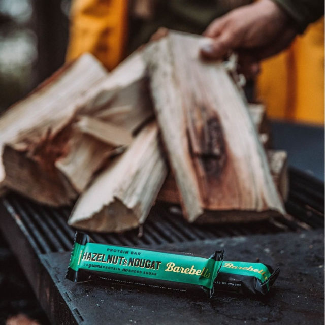 Nothing says cozy like a Hazelnut & Nougat Barebells by the fire 🔥​​​​​​​​
​​​​​​​​
#saturday #highprotein #proteinbar #barebells