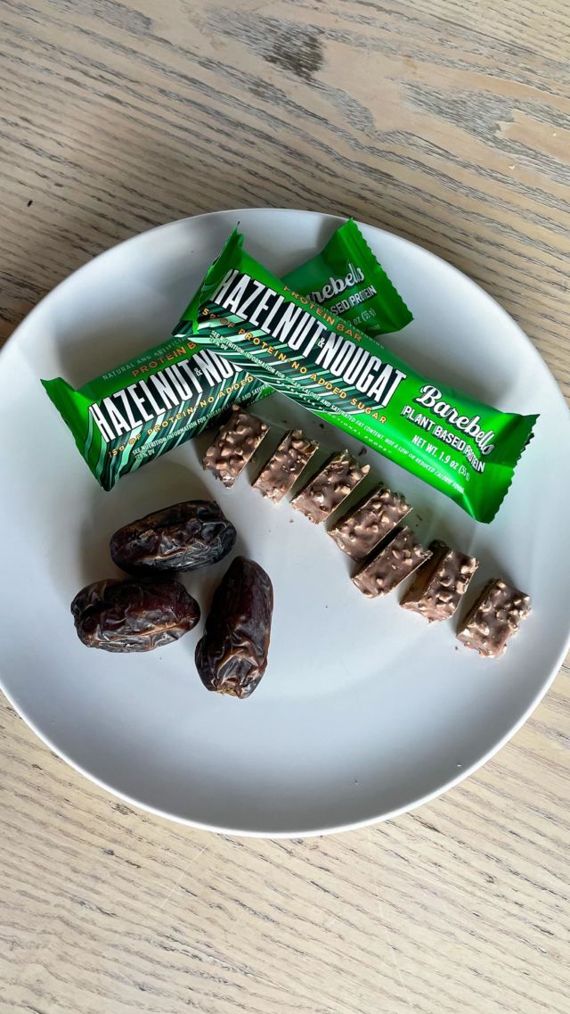Let’s make these easy and delicious 3 ingredient Barebells ‘Snickers’! 😋

What you’ll need:
- 1 cup dairy free chocolate combined with 1 tsp coconut oil for melting 
- medjool dates 
- Barebells plant based hazelnut nougat bar